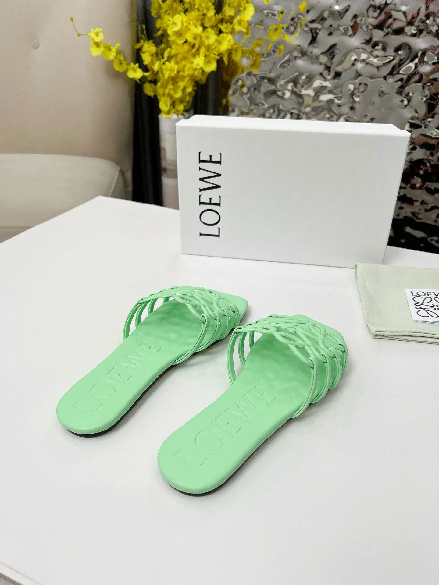 👟👟Ex-factory price 340👟👟 Genuine leather sole +40 LOEWE2025SS summer limited-edition hollow slippers, really easy to wear! ! ! Really highly recommended to all little fairies. Like a rubber sole. Genuine leather sole. 35-43